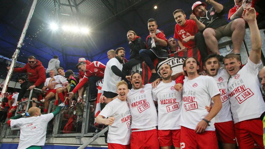 Weiß-Rotes Würzburg: Kickers feiern den Zweitligaaufstieg