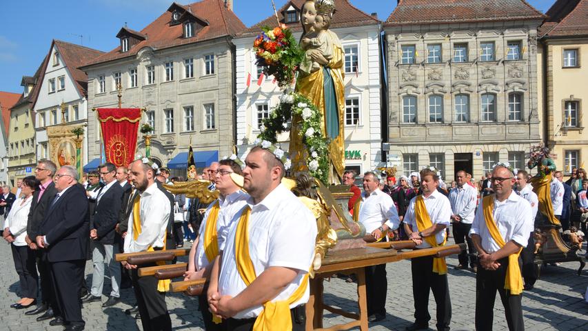 Mit einer Prozession durch die Straßen der Altstadt begingen mehrere hundert Katholiken am Donnerstagvormittag das Fronleichnamsfest.