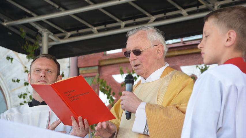 Forchheims Ehrenbürger Monsignore Otto Donner zelebrierte mit Pfarrer Martin Emge und anderen Geistlichen die Prozession.