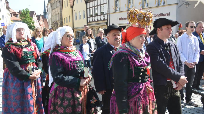 Trachtenträger waren auch in der Prozession in der Altstadt mit dabei.