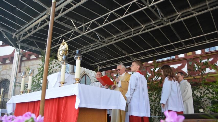 Ehrenbürger Monsignore Otto Donner gestaltete Prozession mit.