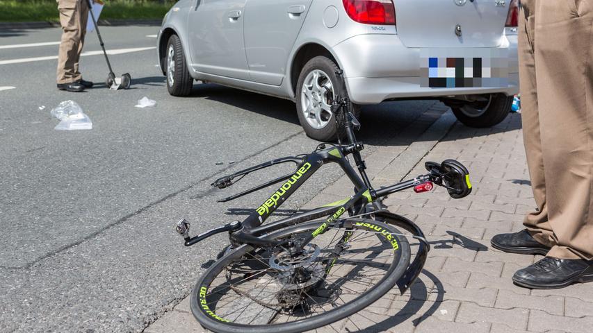 Fürth: Autofahrerin bringt Fahrradfahrer zu Fall