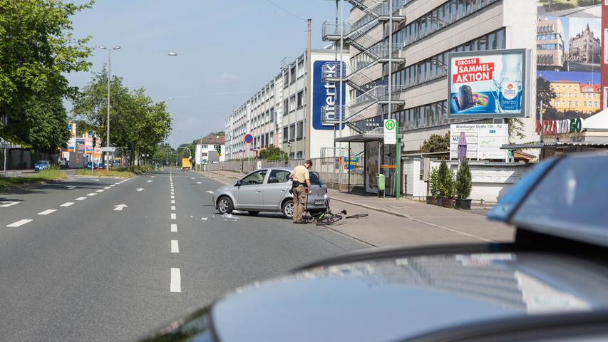 Fürth: Autofahrerin bringt Fahrradfahrer zu Fall