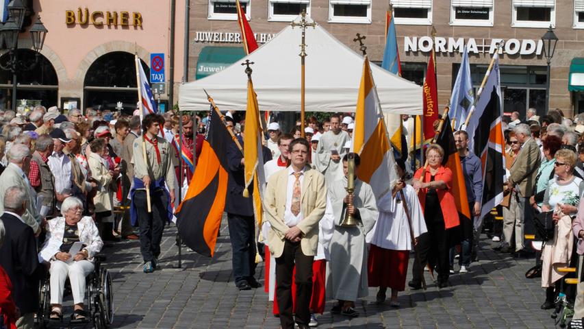 Katholiken begehen in Nürnberg Fronleichnamsfeier am Hauptmarkt