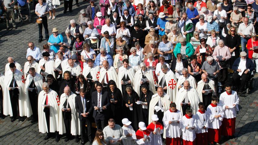 Katholiken begehen in Nürnberg Fronleichnamsfeier am Hauptmarkt