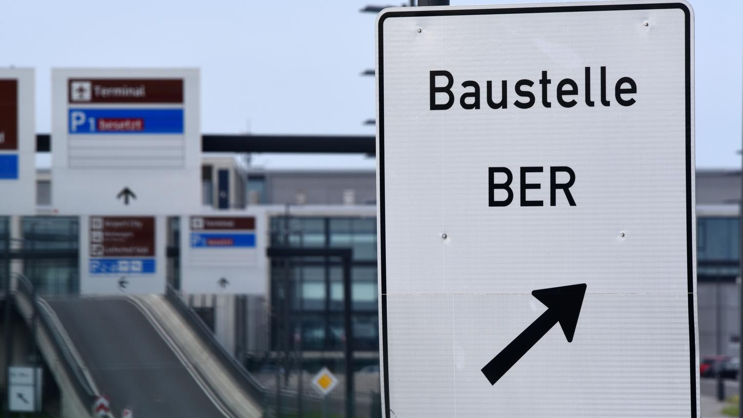 Die Eröffnung des Berliner Flughafen BER verzögert sich weiter. Wasserohre und Türen machen Probleme.