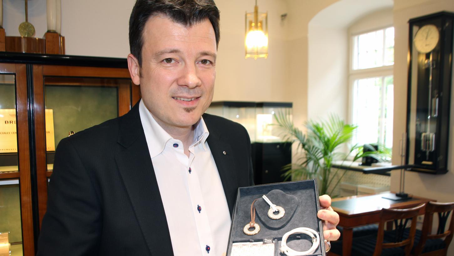 Gold- und Silberschmiedemeister Frank Geppert präsentiert die neue Himmelsgarten-Kollektion des Juweliergeschäft Triebel direkt an der Unteren Brücke in Bamberg.