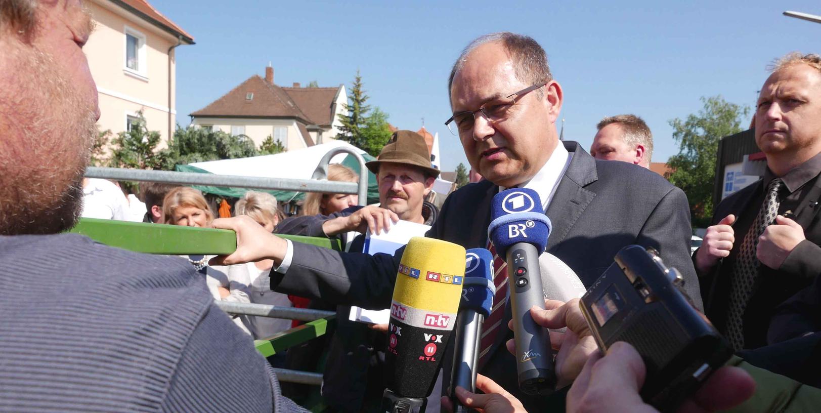 Neustadt: Minister trifft auf verzweifelte Milchbauern Neustadt: Minister trifft auf verzweifelte Milchbauern