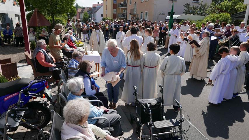Nur wenige Meter vom "Neustädter Milchgipfel" entfernt, feierte die katholische Kirchengemeinde Fronleichnam bei einer Station der Prozession vor dem Gramannheim der Diakonie.