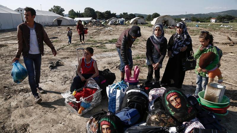 Eine Gruppe von Flüchtlingen wartet in einem Lager nahe der mazedonischen Grenze auf ihre Abholung.