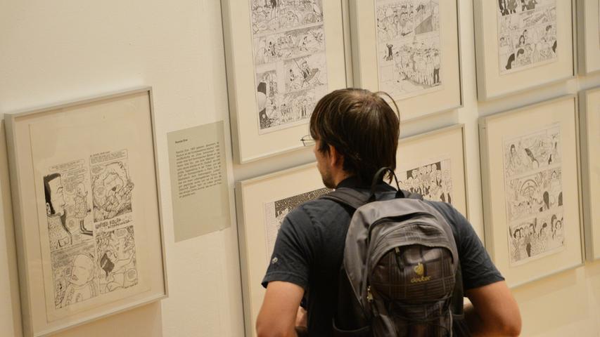 Die Satire aus der Türkei lockte zahlreiche Besucher an, die sich die Zeichnungen aus den verschiedenen Magazinen anschauten.