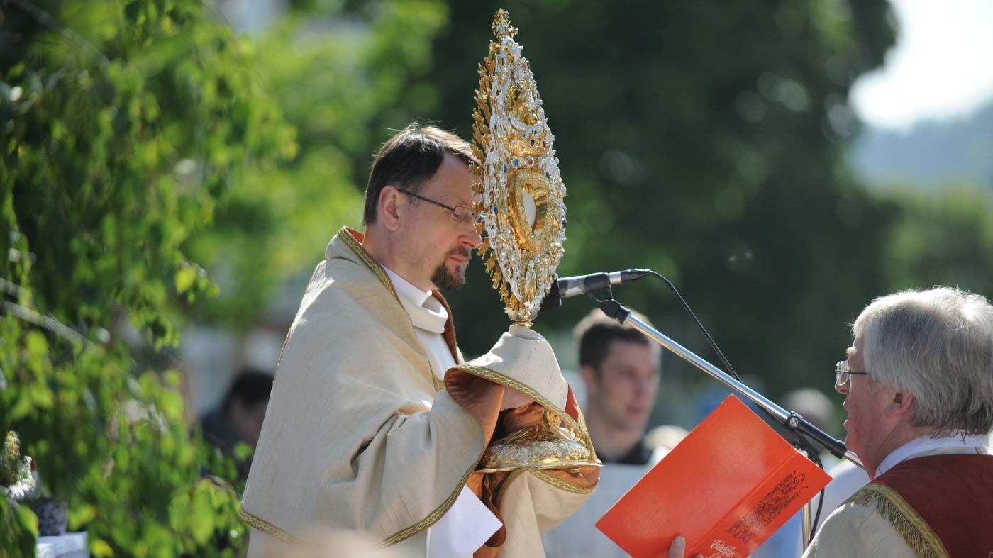 Pfarrer Krystof Labak trug das Allerheiligste zum Altar am Weißenfeldplatz.