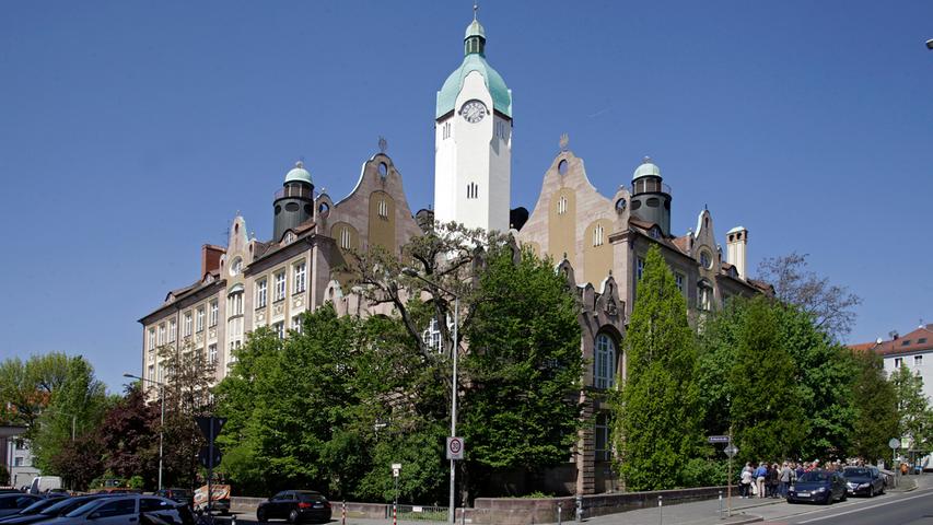 Das Gebäude liegt heute an der vierspurigen Ringstraße. Früher war es umgeben von Wiesen und Äckern.