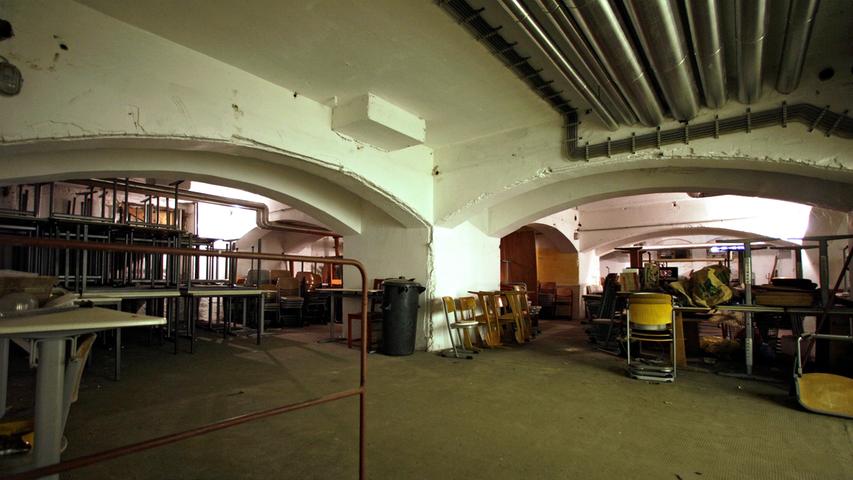 Die Schule bietet auch einen Luftschutzbunker, der etwa 1940 errichtet worden ist. Heute wird er als Lager genutzt.