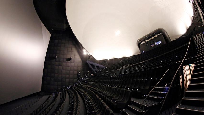 Rund sieben Stockwerke hoch und 29 Meter breit ist die riesige Leinwand. 55 Meter tief ins Erdreich gruben sich die Bohrer beim Bau des Kinos im Jahr 2000. 