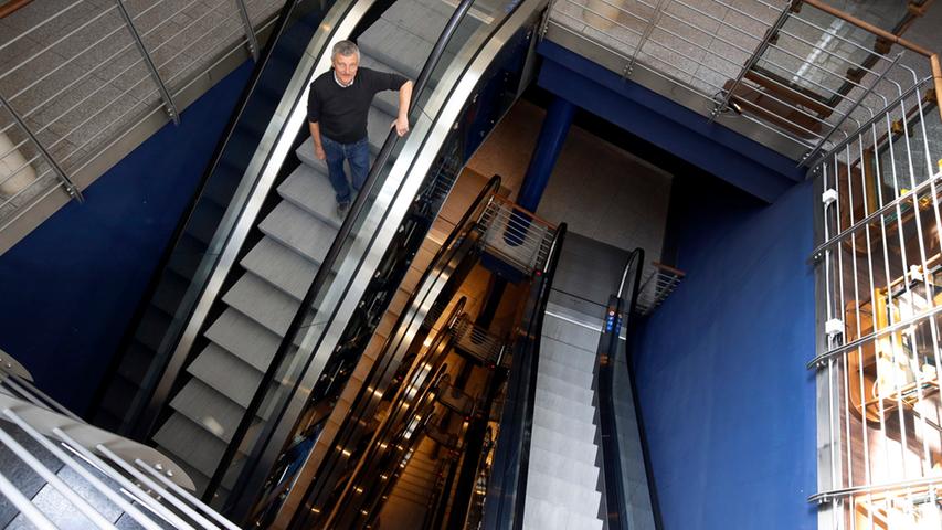 Rolltreppen bringen die Besucher - und hier Kinochef Wolfram Weber - zum Eingang des Kinos mit der größten Leinwand Europas.