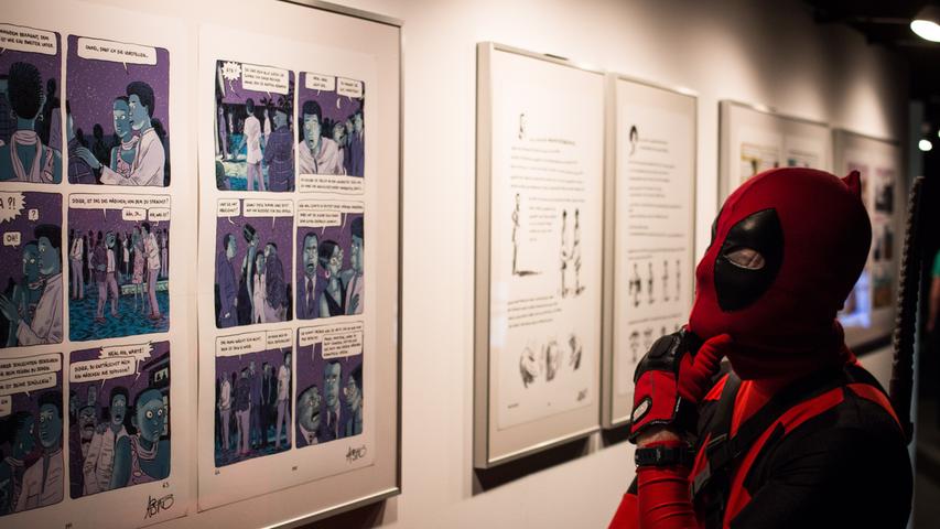 Neben der Messe wichtige Anziehungspunkte: Die verschiedenen Ausstellungen in der Heinrich-Lades-Halle. So zeigt die Zeichnerin Marguerite Abouet von der Elfenbeinküste zahlreiche Skizzen ihrer bekannten Serie "Aya". Da musste auch Deadpool kurz vorbeischauen.