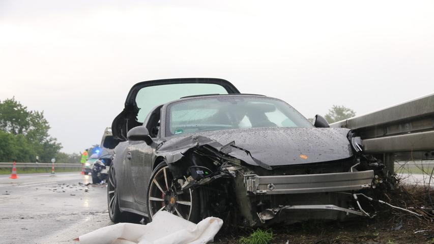 In Leitplanke gekracht: Porsche-Fahrerin schwer verletzt