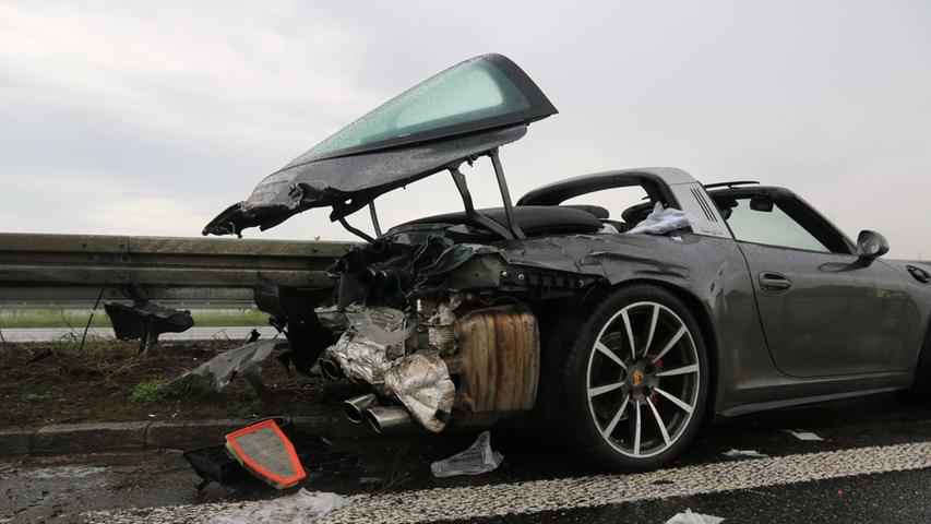 In Leitplanke gekracht: Porsche-Fahrerin schwer verletzt
