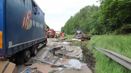 Auf der Autobahn A 93 zwischen Regensburg-Süd und Bad Abbach hat am Freitagmorgen ein Sattelzugfahrer das Stauende übersehen und ist einem anderen Lkw-Zug ungebremst aufgefahren.