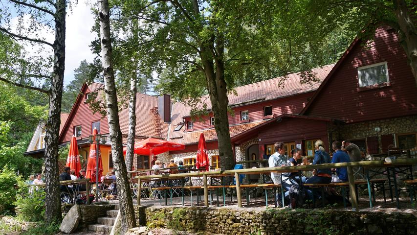 In der Gaststätte Edelweißhütte in Deckersberg, kann man im Schatten der Bäume die Sommersonne genießen:  - Die Edelweißhütte pflegt die Seele ihrer Gäste unter anderem mit ihrem schön angelegten Garten    Durchschnittsnote: 2,56