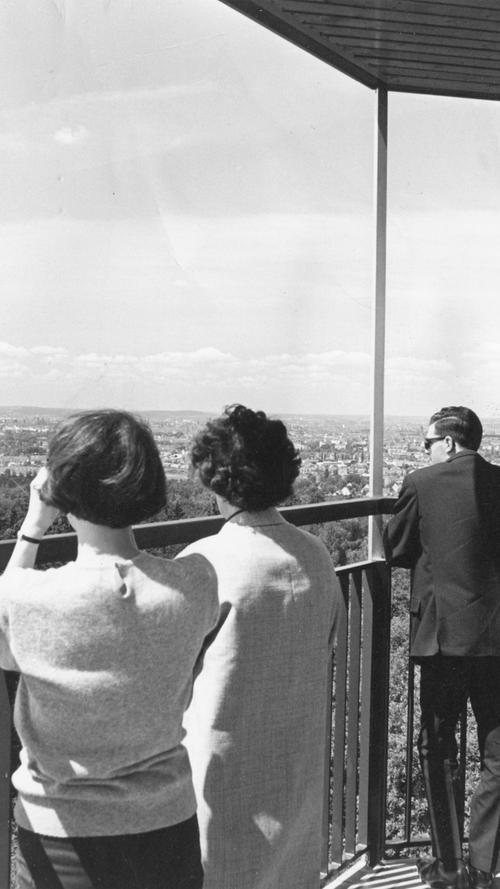 Am "trockenen" Montag wählten viele Nürnberger den Schmausenbuckturm zu ihrem Ziel und riskierten einen weiten Blick über das Land. Hier geht es zum Artikel vom 30. Mai 1966: Kein Chaos auf den Autobahnen.