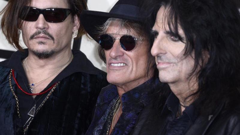 In der All-Star-Band The Hollywood Vampires spielt Cooper zusammen mit dem Schauspieler Johnny Depp und Joe Perry von Aerosmith. Am 27. Juni 2018 wird die Truppe das 30. "Tollwood"-Sommerfestival in München eröffnen.