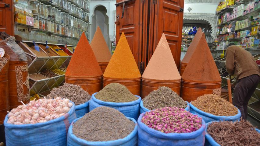 Vor den kleinen Läden der Händler türmen sich Gewürzberge. Typisch sind Safran, Kreuzkümmel, Cayennepfeffer, süßer Paprika, Zimt und die marokkanische Gewürzmischung "Ras el-Hanout" mit mehr als 20 Zutaten.