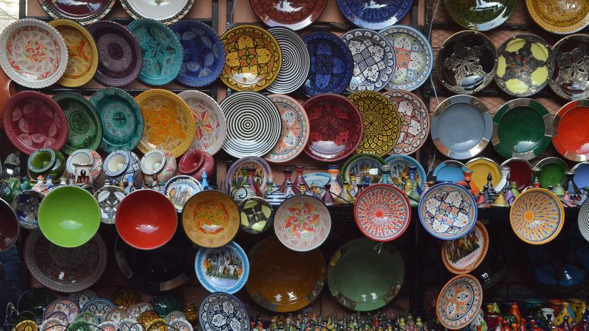 Nicht nur die Essenszutaten, sondern auch die Teller sind in Marokko farbenfroh. In vielen Geschäften gibt es die buntbemalte Keramik zu kaufen.