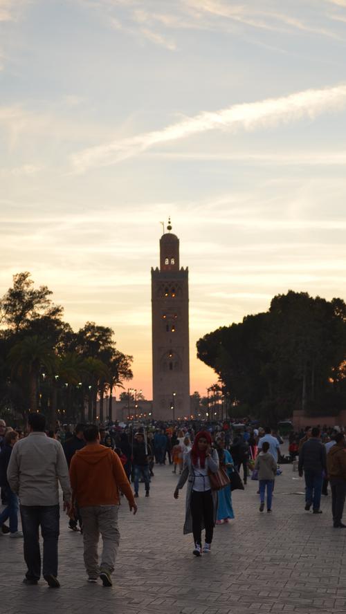 Die Koutoubia-Moschee ist die größte Moschee von Marrakesch und eine der ältesten in ganz Marokko. Ihr 77 Meter hohes Minarett ist weithin sichtbar und das Wahrzeichen der Stadt.