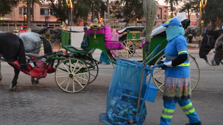 Obwohl es in Marrakesch viele Essensstände und Straßenrestaurant gibt, sind die Straßen der Ein-Millionen-Metropole sehr sauber. Das liegt auch an der guten Arbeit der Müllfrauen.