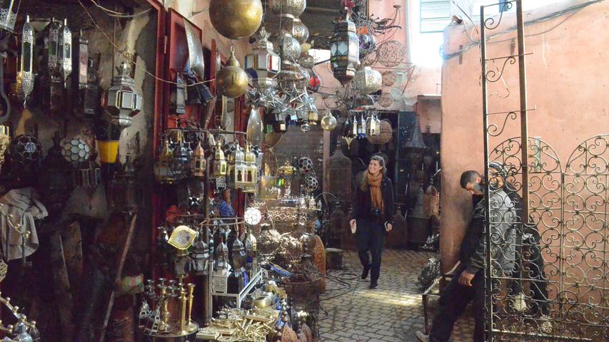 ... in den Souks, dem Händlerviertel gibt es für jede Ware eine Straße voll mit Lampen, Schmuck, Schuhen, Kleidung, Eisenwaren, Holz-Schnitzereien, Teppichen und vielem mehr.
