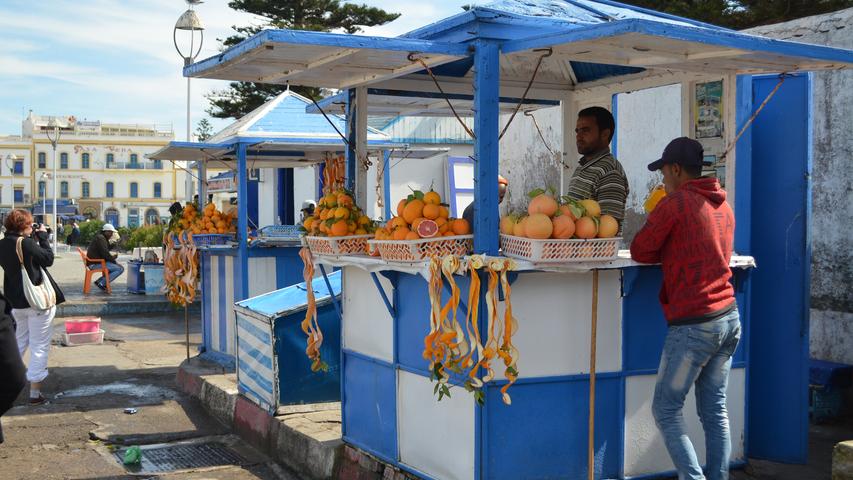 Auf dem Weg an der Kaimauer entlang in die Stadt kommen sie vorbei an Ständen mit frisch gepresstem Orangensaft.