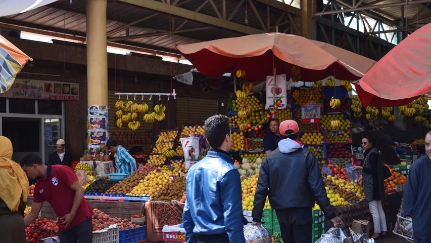 Traditionell geblieben ist der Markt von Agadir "El-Had". Hier kaufen Einheimische alles, was sie zum Leben brauchen, von Obst und Gemüse, lebenden Hühnern, über Kinderspielzeug bis zum Spülmittel.