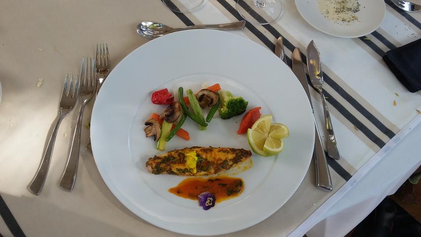 Auf dem Teller landet dann zum Beispiel Peterfisch, "Saint Pierre", der vor der Küste Marokkos häufig gefangen wird, mit geschmortem Gemüse.
