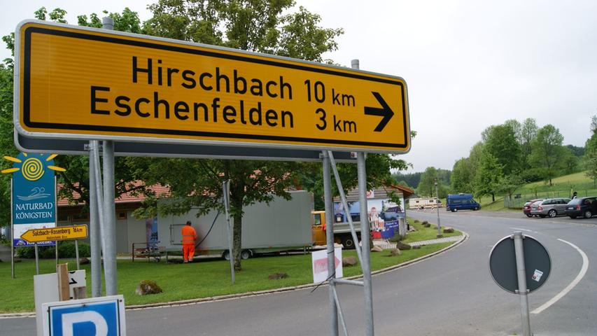 An der Straße nach Eschenfelden liegen rechts die Parkplätze für die Besucher. Das Klettercamp ist auf den umliegenden Wiesen vorbereitet.