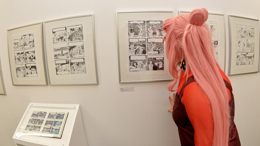 Auch die Ausstellungen in der Heinrich-Lades-Halle zogen am zweiten Tag zahlreiche Besucher an. Egal ob die Skizzen der ivorischen Künstlerin Marguerite Abouet oder...