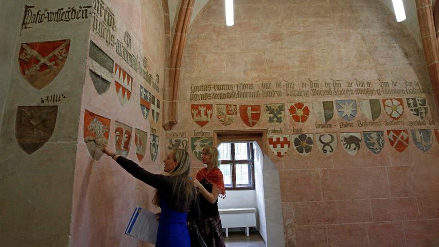 Was verbirgt sich hinter den mehr als 100 Wappen im Wappensaal? Eine neue Medeinstation erklärt es im Detail.