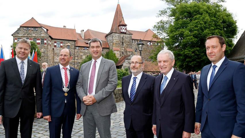 Der Erfolg hat viele Väter: Gruppenbild mit Minister Söder vor der Laufer Kaiserburg.