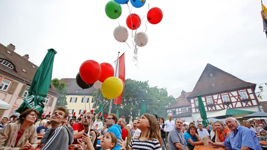 Eröffnung 41. Altstadtfest in Herzogenaurach durch Bgm. German Hacker. Wie üblich mit bunten Luftballons.