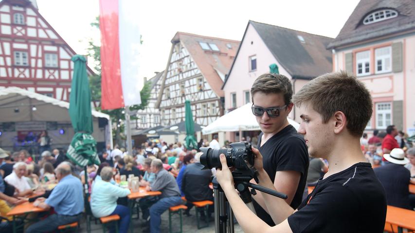 Die Eröffnung 41. Altstadtfest in Herzogenaurach war auch Szenerie für einen Video-Dreh. Jonas Dobler (r.) und Fabian Buck sind zwei von fünf Jugendlichen, die im Auftrag des Freizeitheims einen Imagefilm von Jugendlichen für Jugendliche über Herzogenaurach drehen.