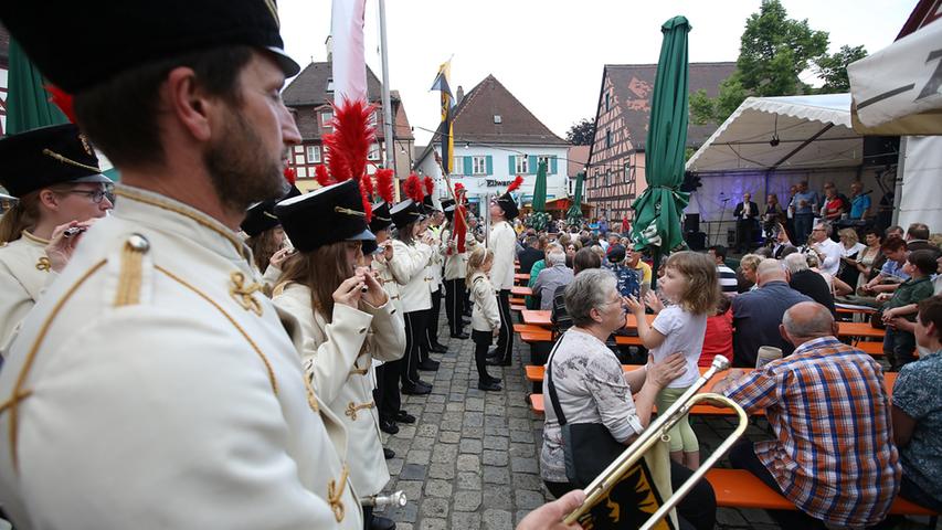 Eröffnung 41. Altstadtfest in Herzogenaurach durch Bgm. German Hacker...Im Bild  der Spielmannszug Grenzmark Herzogenaurach.