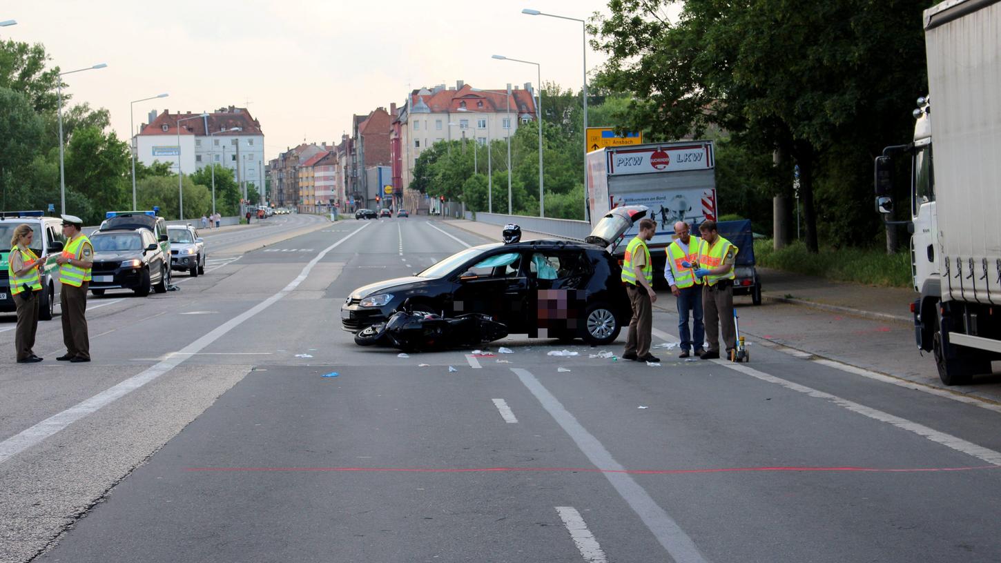 Ein Biker wurde am Freitagabend bei einem Verkehrsunfall in Nürnberg getötet.