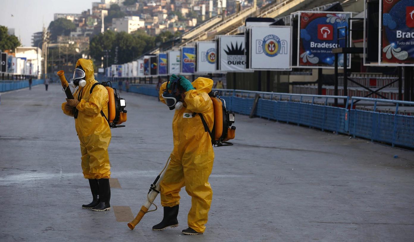 Kampf gegen Zika: Hier kämpfen Arbeiter in Rio de Janeiro gegen das gefährliche Virus.