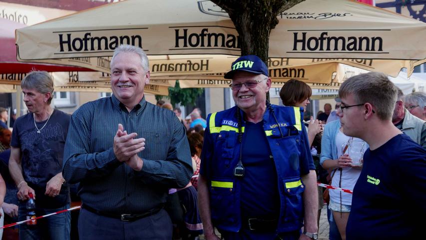 Bürgermeister Klaus Meier (links) spendete als Zaungast Beifall für das engagierte Wirken aller Beteiligten...