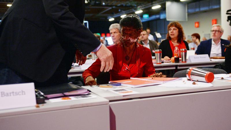 Aktivisten attackierten Sahra Wagenknecht, Fraktionsvorsitzende der Partei Die Linke, mit einer Torte.