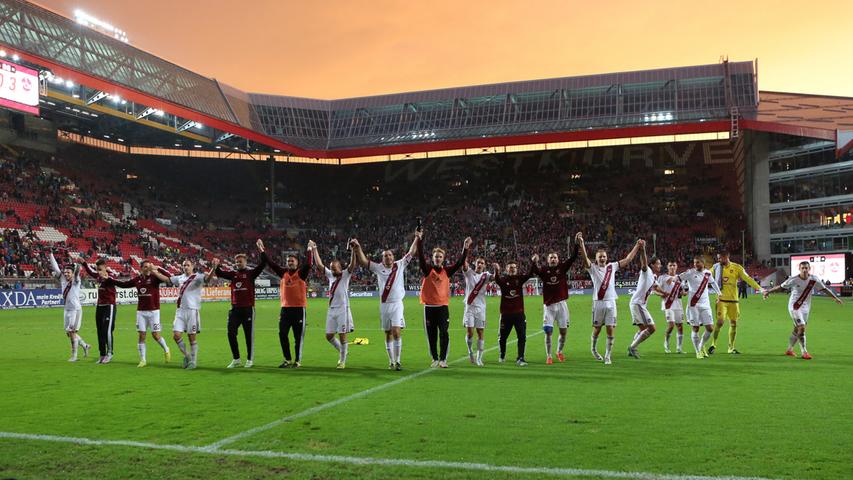 Die sieht am 8. Spieltag wieder Licht am Horizont: Beim 3:0-Erfolg in Kaiserslautern zeigt sich der Club bei Standards eiskalt und tödlich - durch den Sieg in der Englischen Woche kommt der FCN der Tabellenspitze allmählich näher.