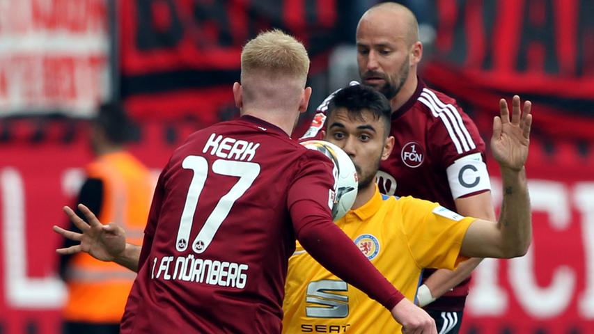Während der SC Freiburg seine Rückkehr in die Bundesliga ohne große Wackler ins Ziel bringt, fängt im Saisonfinale Konkurrent RB Leipzig das Schwächeln an. Doch der FCN kann daraus kein Kapital schlagen, er verliert in Braunschweig 1:3 und muss den direkten Aufstieg daher abschreiben.