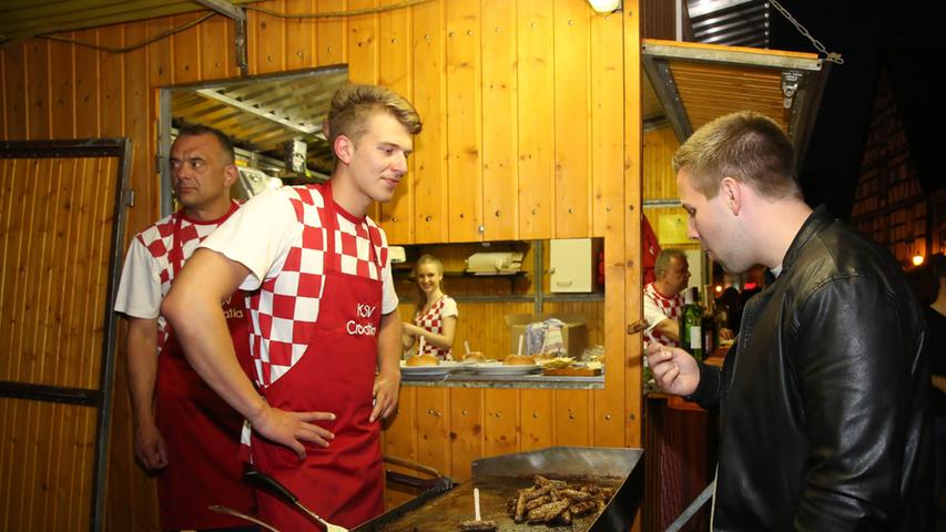 Altstadtfest. Auch längst ein Ess-Klassiker: Cepapcici vom Club Croatia. Links Vorsitzender Peter Loncar, am Grill Sohn Marco.