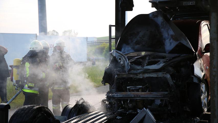 Autos brennen auf Transporter: Feuer nahe A9 bei Münchberg